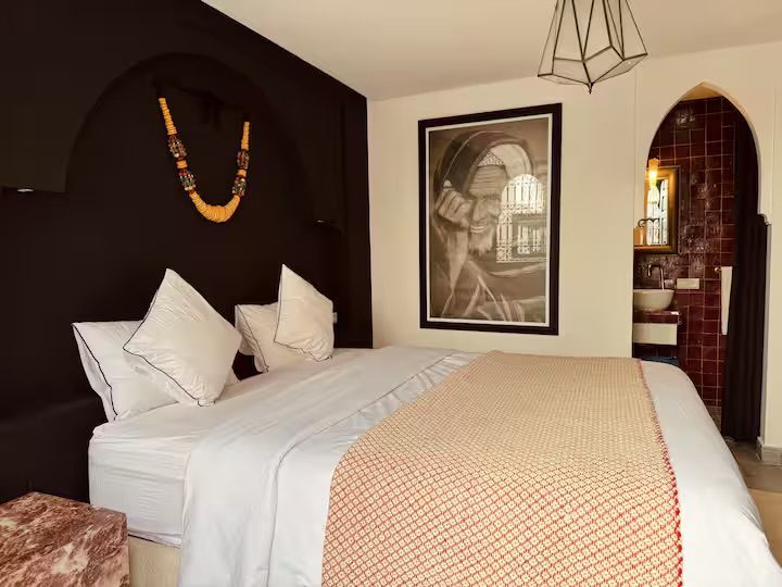 Chambre Jasmin de Riad Sasha, alcôve noire avec collier berbère et salle de bain attenante en zellige rouge