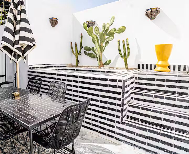 Terrasse sur le toit de Riad Sasha, zellige noir et blanc et cactus